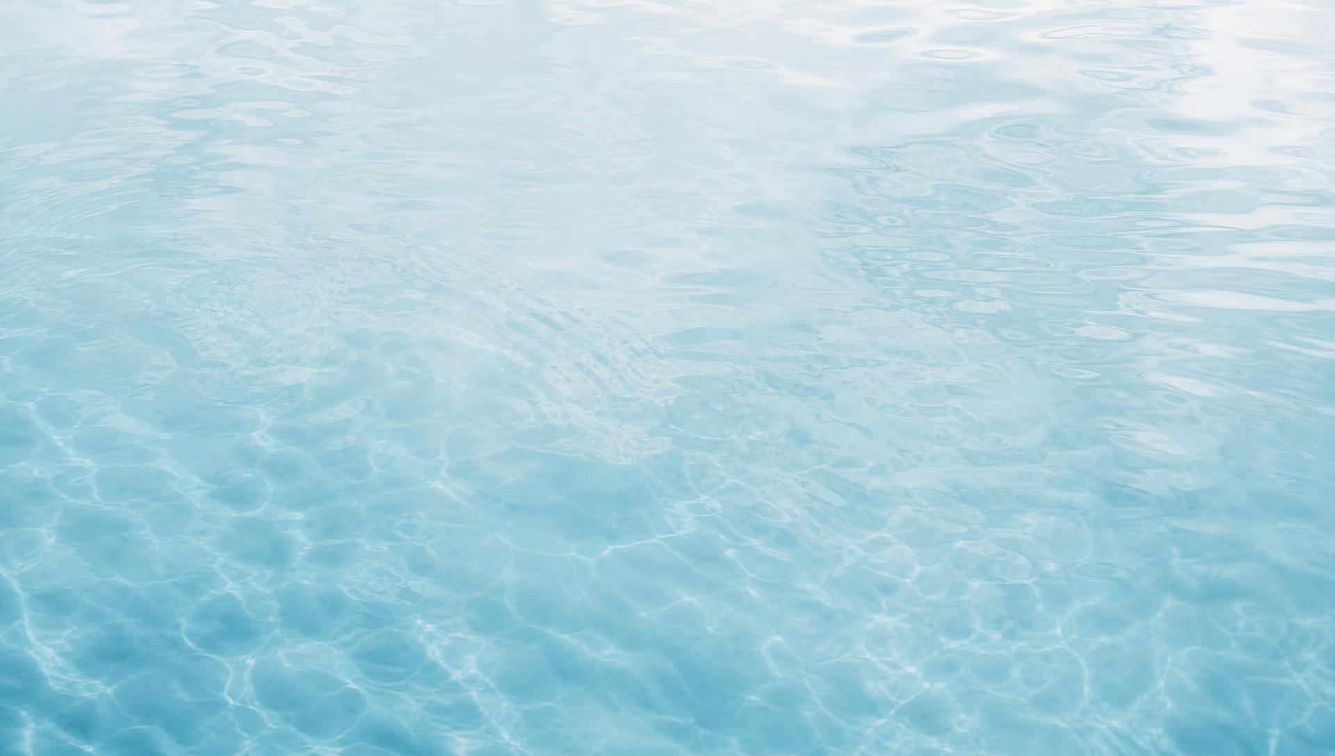 Textura serena del agua en calma