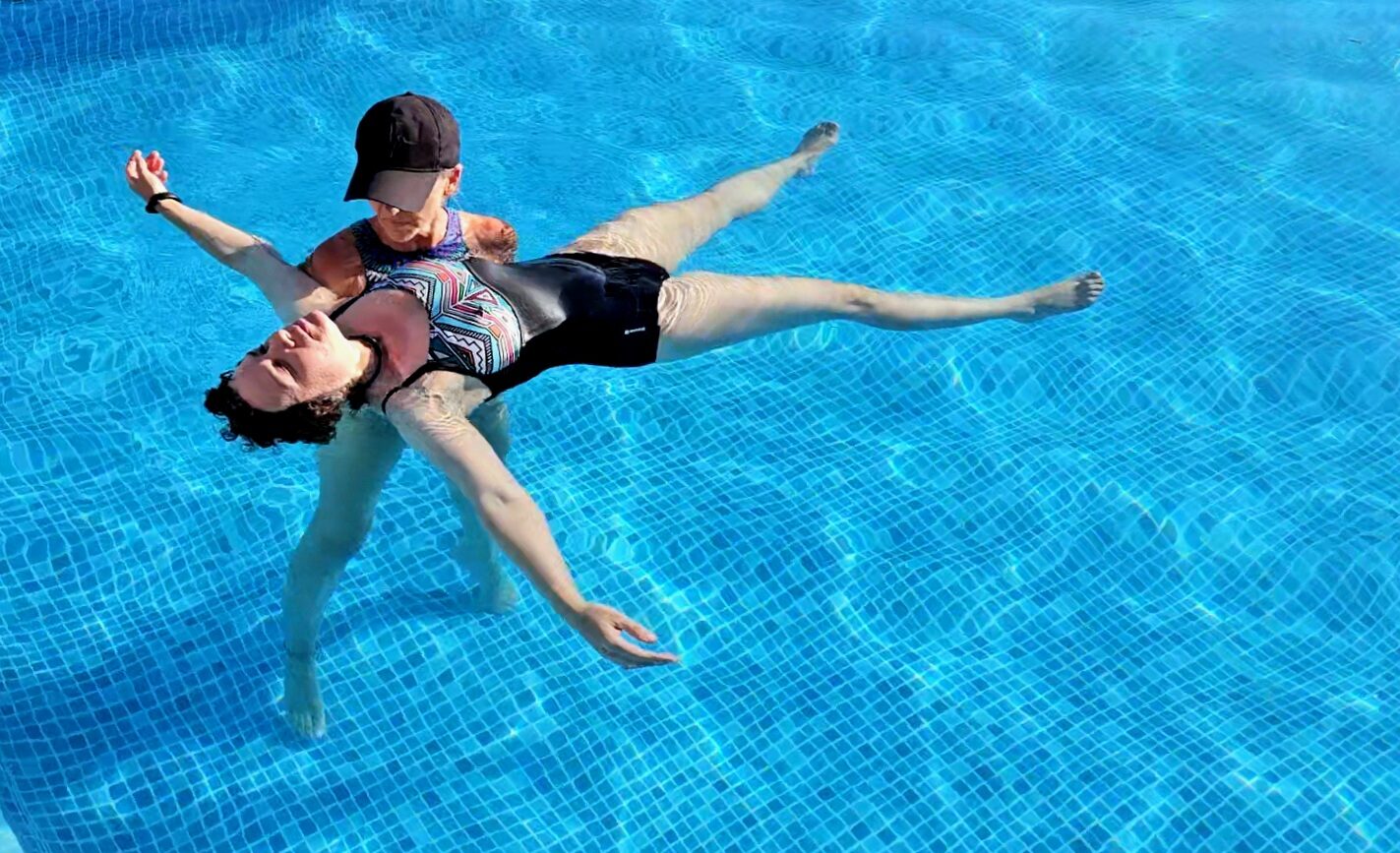 Cuerpo flotando en cruz mientras se acompaña el movimiento